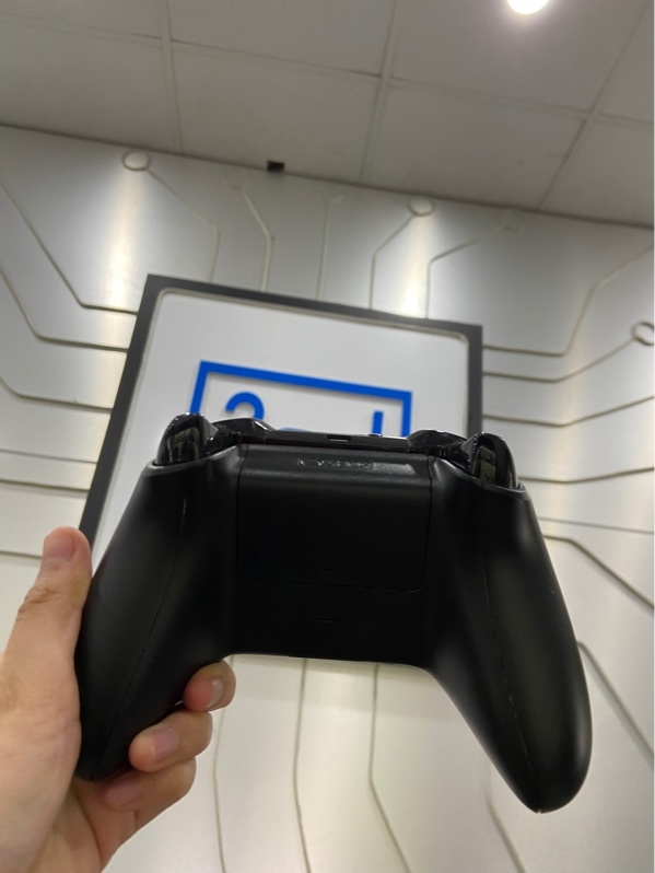 Tay cầm chơi game Xbox One S - Màu đen - Ngoại hình: 97.5% - Xước nhẹ - Body