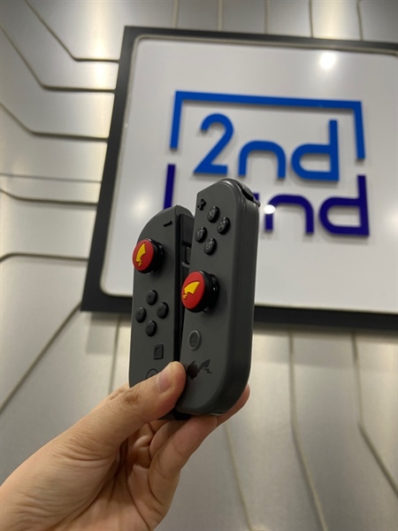 Tay cầm Joycon Nintendo - Bản Pikachu - Màu đen - Ngoại hình: 98% - Lỗi nút SL tay phải, tay linh kiện - Body