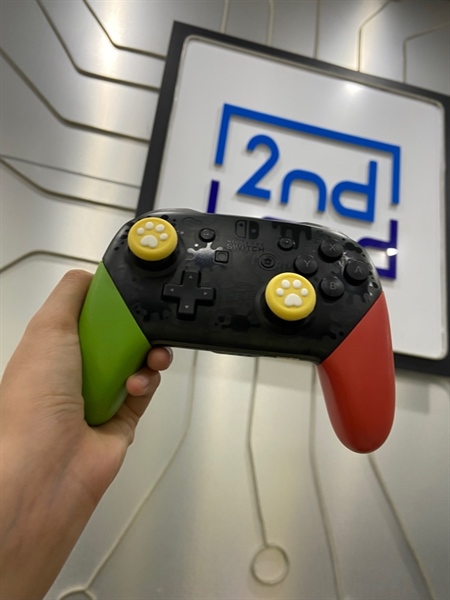 Tay cầm Nintendo Switch HAC 013 - Màu đen neon - Ngoại hình: 98% - Màn bị dính phím sang trái nhẹ - Body