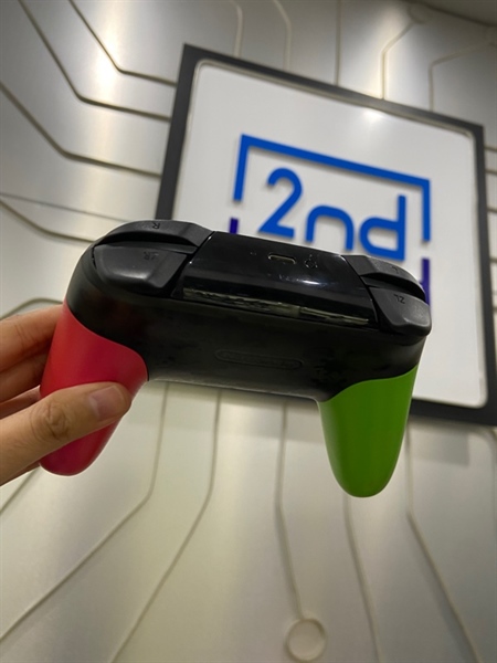 Tay cầm Nintendo Switch HAC 013 - Màu đen neon - Ngoại hình: 98% - Màn bị dính phím sang trái nhẹ - Body 1