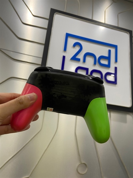 Tay cầm Nintendo Switch HAC 013 - Màu đen neon - Ngoại hình: 98% - Màn bị dính phím sang trái nhẹ - Body 2