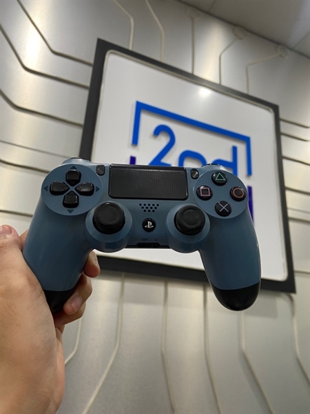 Tay cầm PS4 Fat - Màu xanh xi măng - Ngoại hình: 97% - Nứt đệm cao su 2 cần analog trái trôi nhẹ, pin yếu, R2 không nhạy, R3 bị khựng - Body ( bán xác )