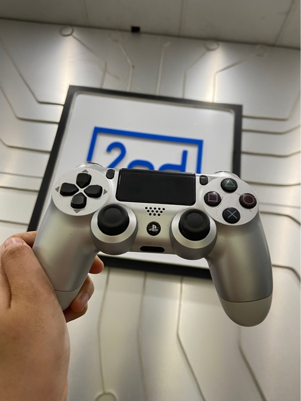 Tay cầm PS4 - Màu bạc - Ngoại hình: 97% - Body