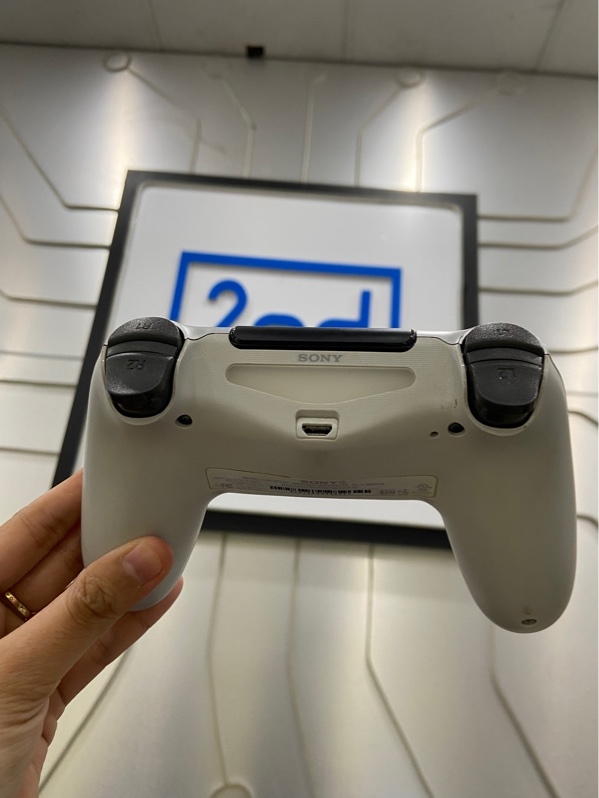 Tay cầm PS4 - Màu bạc - Ngoại hình: 97% - Body