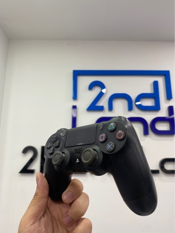 Tay cầm PS4 - Màu đen - Ngoại hình: 97% - trầy xước - Body