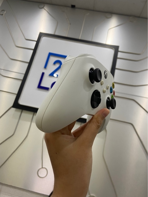Tay cầm Xbox Series X - Màu trắng - Ngoại hình: 97.5% - Không pin - Body - đã thay cụm nút chuyển hướng