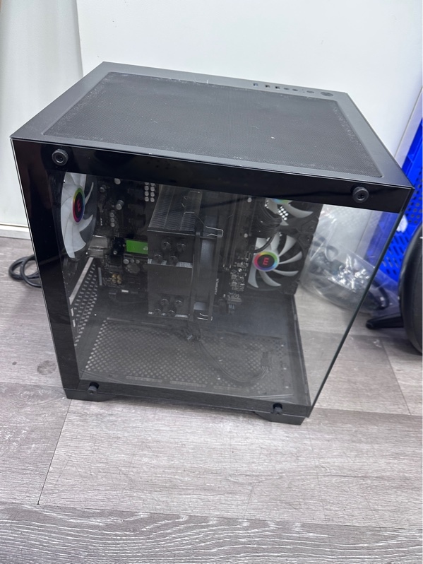 Thùng PC Case Magic - Màu đen - Ngoại hình 98% - Mainboard asrock A620Am AMD - ryzen 5 7500F Ram 8gbx2 - ddr5 buss 5600 - 500gb ssd - Tản khí 1 thấp, 1 quạt - Nguồn gamdias GO650 650w - Không có VGA - Kèm nguồn