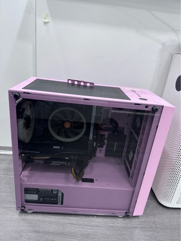 Thùng PC Xigmatek - i3-9100F/GTX1660 16/120GB ssd + 1tb HDD - Màu hồng - Ngoại hình 97% - Hư 1 cổng USB 3.0 phía trên, card 6GB, GDDR5, main MSI B365M morta, nguồn SilverStone 500W, ổ SSD sức khoẻ tốt 84%, ổ HDD sức khoẻ tốt - Body