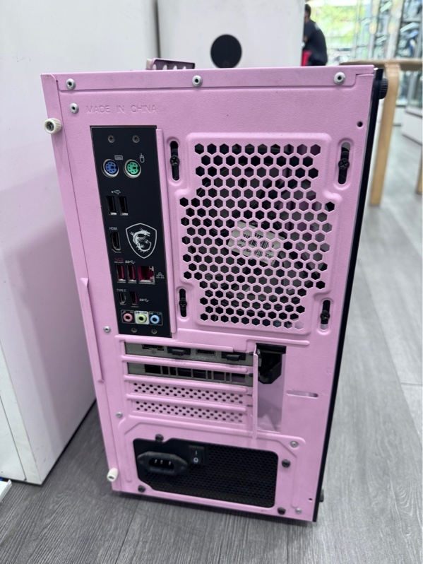 Thùng PC Xigmatek - i3-9100F/GTX1660 16/120GB ssd + 1tb HDD - Màu hồng - Ngoại hình 97% - Hư 1 cổng USB 3.0 phía trên, card 6GB, GDDR5, main MSI B365M morta, nguồn SilverStone 500W, ổ SSD sức khoẻ tốt 84%, ổ HDD sức khoẻ tốt - Body