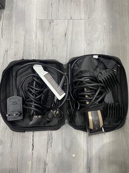 Tông đơ Wahl Barber Combo - Màu đen - Ngoại hình: 97% - Kèm túi + 2 kéo + 5 lược gắn tông đơ + 1 lược + 2 tông đơ