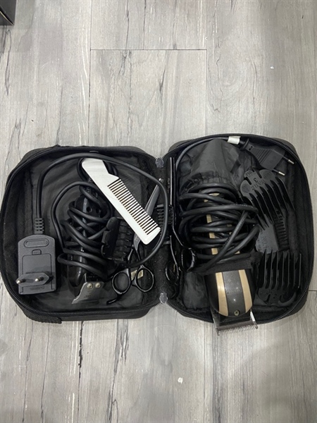 Tông đơ Wahl Barber Combo - Màu đen - Ngoại hình: 97% - Kèm túi + 2 kéo + 5 lược gắn tông đơ + 1 lược + 2 tông đơ 1