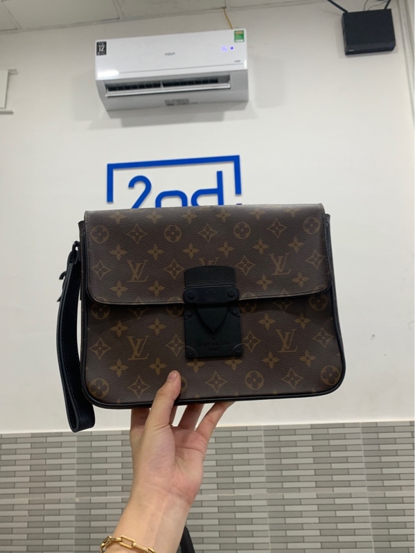 Túi Cầm Tay Louis Vuitton Pochette LV A4 S Lock Monogram - Màu nâu đen - Ngoại hình: 96% - Body