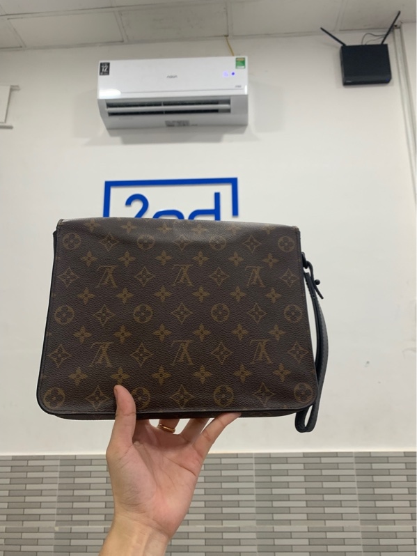 Túi Cầm Tay Louis Vuitton Pochette LV A4 S Lock Monogram - Màu nâu đen - Ngoại hình: 96% - Body