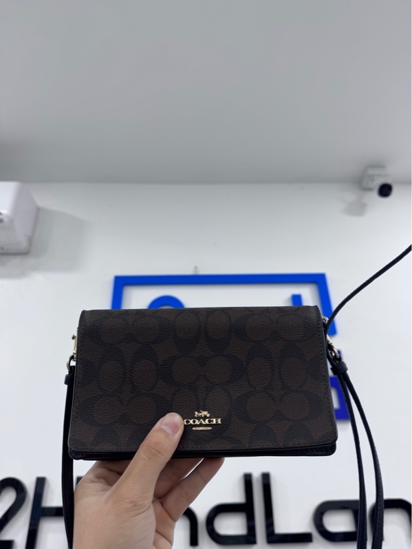 Túi đeo chéo Coach Anna Foldover Clutch CrossBody in Signature Canvas - Màu nâu - Ngoại hình 97% - Túi gãy form - Body