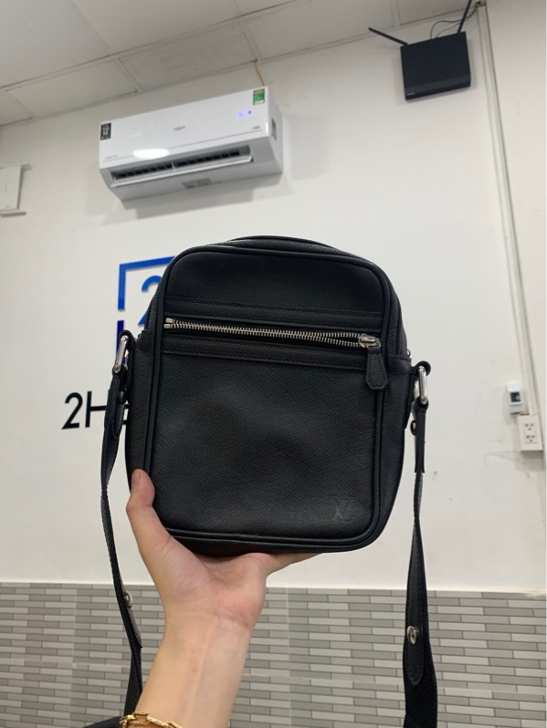 Túi đeo chéo Louis Vuitton Taiga Dimitri - Màu đen - Ngoại hình: 97% - Body