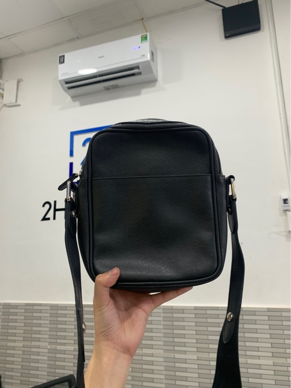 Túi đeo chéo Louis Vuitton Taiga Dimitri - Màu đen - Ngoại hình: 97% - Body