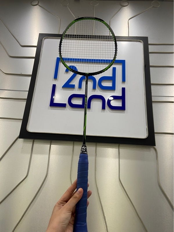 Vợt cầu lông Li-Ning Turbo Charging 20D - Màu xanh đen - Ngoại hình: 97% - Tróc sơn phần đầu và viền nhiều - Body