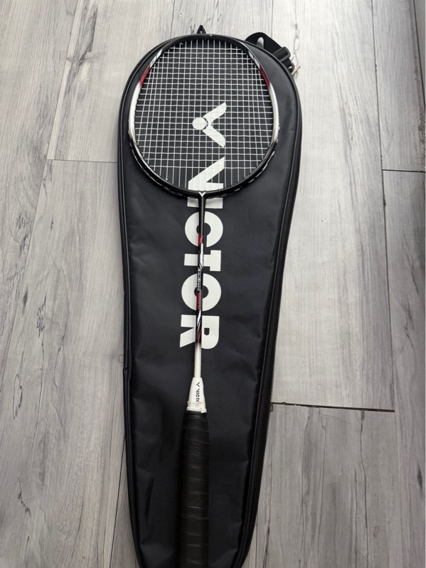 Vợt cầu lông victor AuraSpeed 9990 - 4U|5G-30 LBS - Màu đen - Ngoại hình: 98% - Tróc sơn nhẹ trên, thay dây 1 lần - Kèm túi