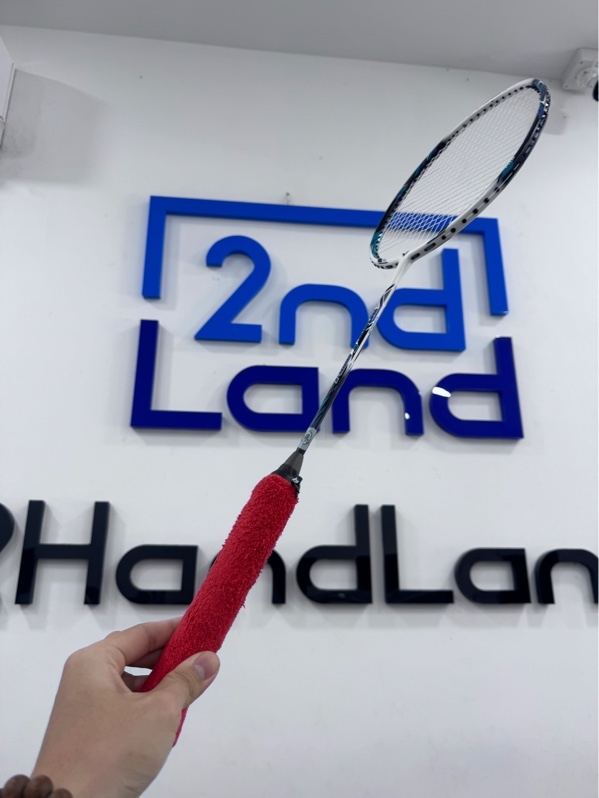 Vợt cầu lông Victor Thruster K 220H II - Màu trắng - Ngoại hình 96% - trầy xước nhiều , tróc sơn nhiều chỗ - Body