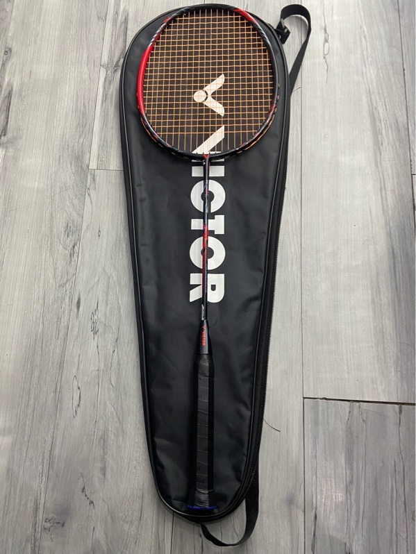 Vợt cầu lông Victor Thruster Ryuga Metallic - Màu đỏ đen - Ngoại hình: 97% - Bay mảng sơn lớn phần đầu, bay sơn viền nhiều - Kèm túi