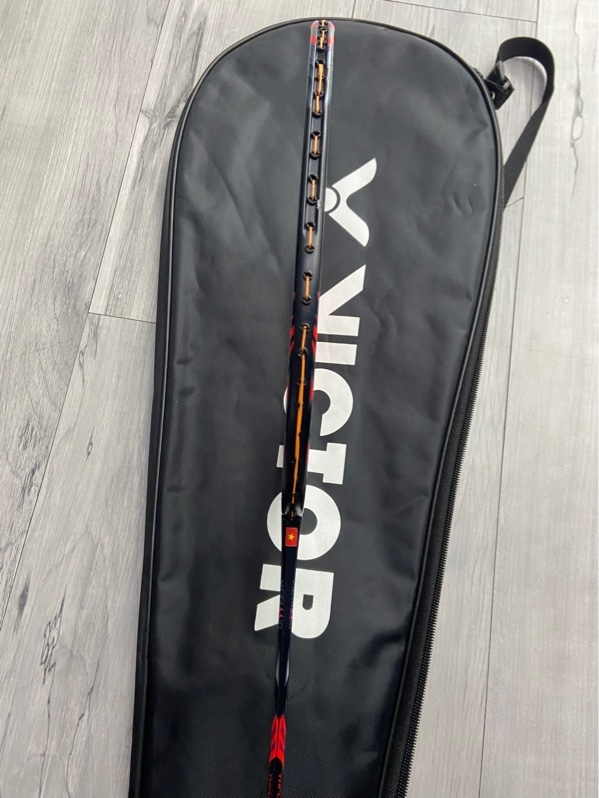 Vợt cầu lông Victor Thruster Ryuga Metallic - Màu đỏ đen - Ngoại hình: 97% - Bay mảng sơn lớn phần đầu, bay sơn viền nhiều - Kèm túi