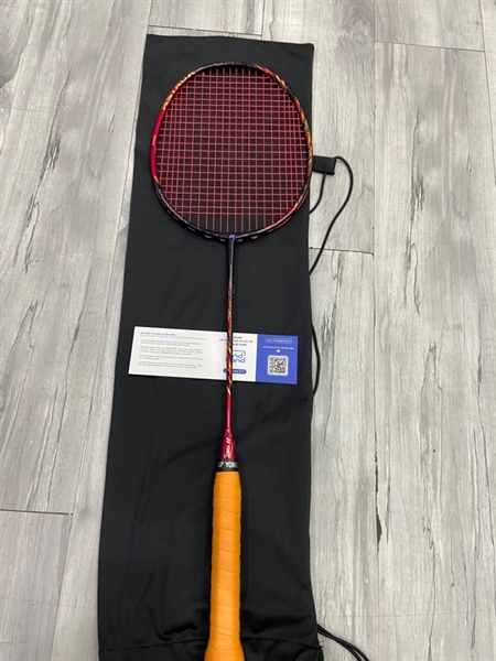 Vợt cầu lông Yonex 99 Pro - 4U5 - 675mm - 28LBS - Màu đỏ - Ngoại hình: 98% - Đã thay dây, trầy nhẹ - Kèm túi 2