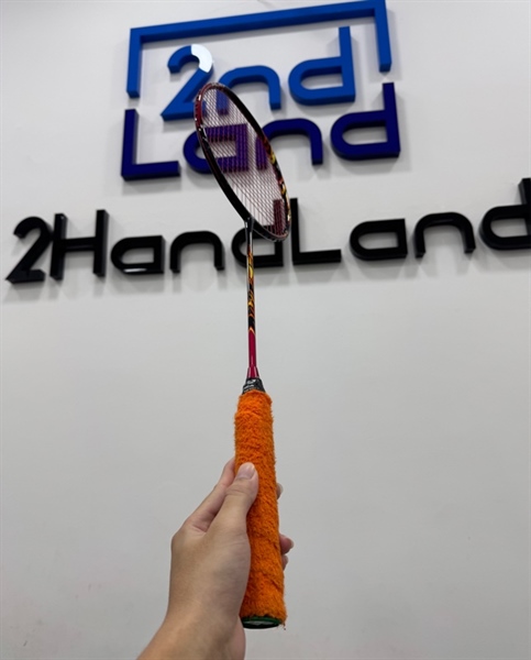 Vợt cầu lông Yonex Astrox 99 Play - Màu đỏ đen - Ngoại hình 97% - Viền trầy cấn nhiều chỗ , đã thay dây - Kèm túi đựng 1