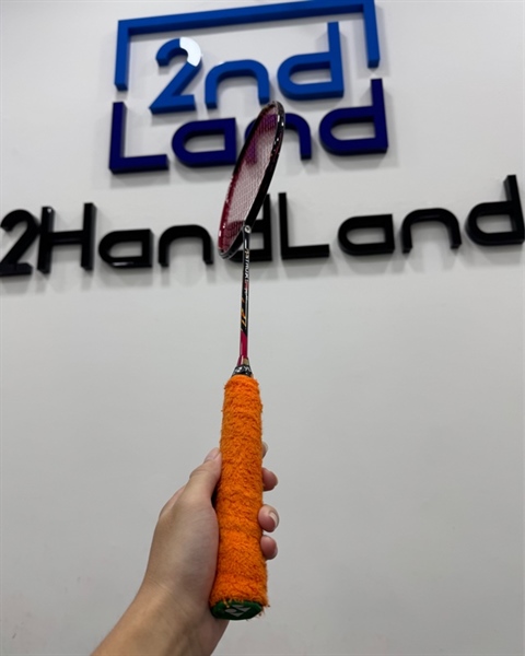 Vợt cầu lông Yonex Astrox 99 Play - Màu đỏ đen - Ngoại hình 97% - Viền trầy cấn nhiều chỗ , đã thay dây - Kèm túi đựng 2