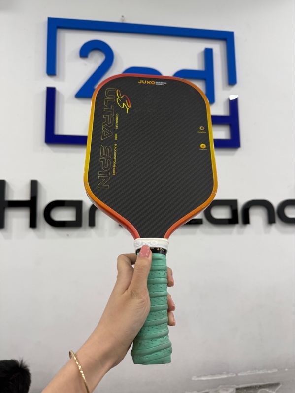 Vợt pickleball JUKO ULTRA SPIN S5 - Màu vàng đỏ - Ngoại hình 97% - Trầy nhiều, có mấy vết trầy sâu, tay cầm ố, mặt vợt trầy - Kèm Box , túi