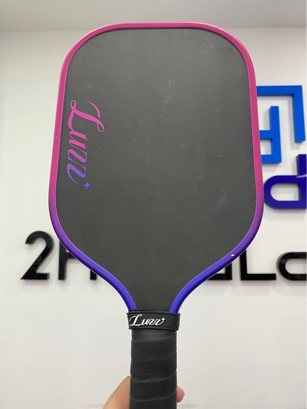 Vợt Pickleball Luzz Pro 4 inferno - Màu xanh hồng - Ngoại hình: 97% - Trầy xước, tróc sơn, mặt vợt trầy - Body