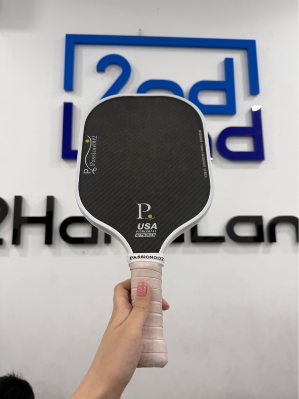 Vợt Pickleball Passion 002 - Màu trắng - Ngoại hình 97% - Trầy nhiều , ố , tay cầm ố , mặt vợt trầy - Kèm túi