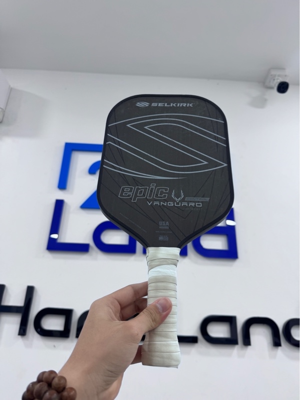 Vợt Pickleball Selkirk Vanguard Control-Epic - Màu đen - Ngoại hình 96% - Mặt vợt mòn nhiều, viền trầy nặng, tróc sơn, cấn móp, có vài chỗ bị nổ sơn - Body