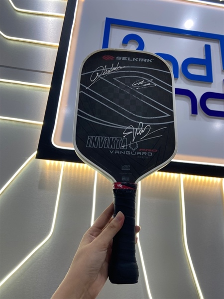 Vợt Pickleball Selkirk VANGUARD Pro Invikta - Màu đen - Ngoại hình: 97% - Có chữ kí của 1 số vận động Việt Nam, trầy khung viền, mặt vợt xước nhẹ - Body