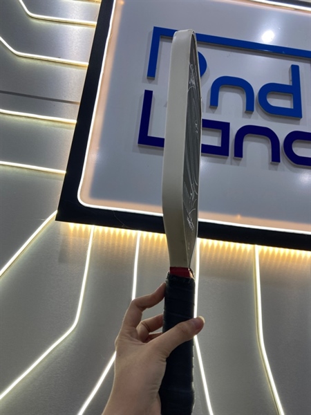 Vợt Pickleball Selkirk VANGUARD Pro Invikta - Màu đen - Ngoại hình: 97% - Có chữ kí của 1 số vận động Việt Nam, trầy khung viền, mặt vợt xước nhẹ - Body