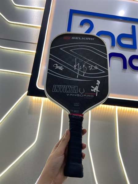 Vợt Pickleball Selkirk VANGUARD Pro Invikta - Màu đen - Ngoại hình: 97% - Có chữ kí của 1 số vận động Việt Nam, trầy khung viền, mặt vợt xước nhẹ - Body 2