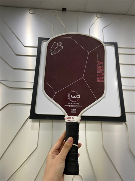 Vợt Pickleball Six Zero Ruby 6.0 P - 16mm - Màu trắng đỏ - Ngoại hình: 98% - Mặt bị 1 vết ố trắng - Body