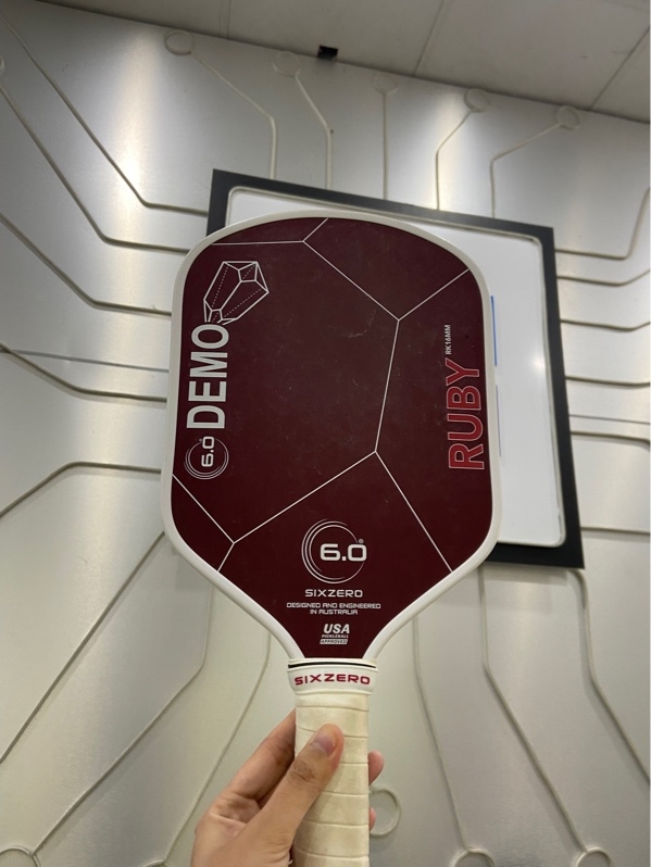 Vợt Pickleball Six Zero Ruby Demo - 16mm - Màu trắng đỏ - Ngoại hình: 97% - Kèm túi