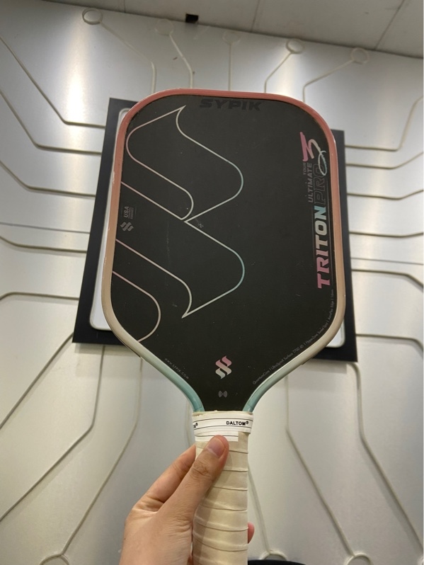 Vợt pickleball Sypik Triton Pro 3 Ultimate - Màu hồng - Ngoại hình: 97% - Xước sườn nhiều - Body