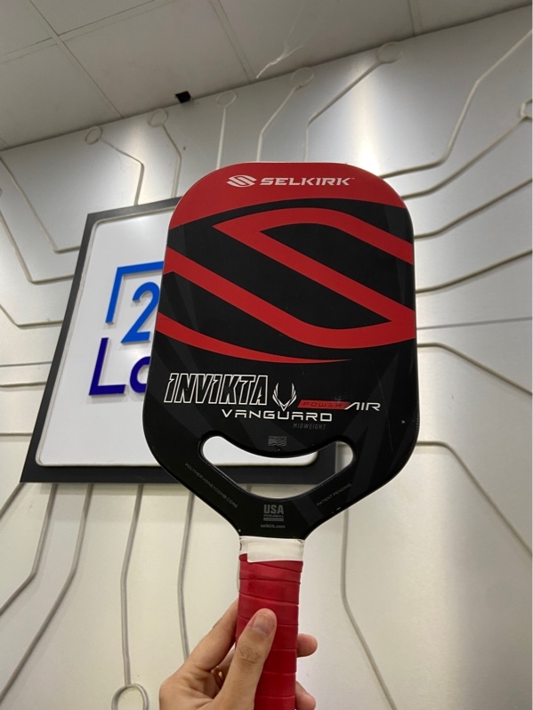 Vợt Pickleball VANGUARD Power Air Invikta - Màu đỏ đen - Ngoại hình: 97% - Tróc sơn 2 mặt + góc sườn - Body