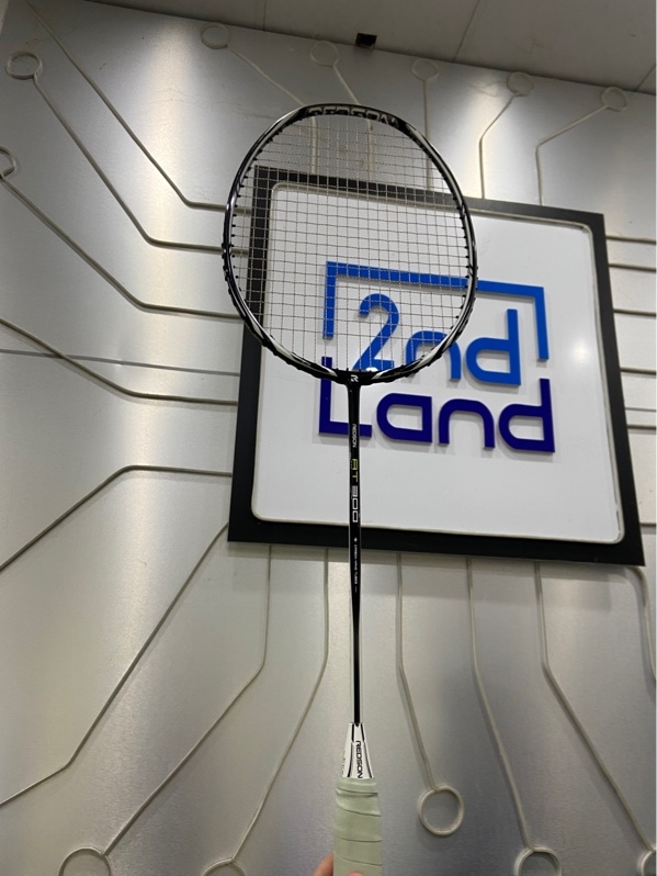 Vợt Redson AT 300 - Màu đen trắng - Ngoại hình: 97.5% - Tróc sơn cầm tay, xước thân , xước viền - Body