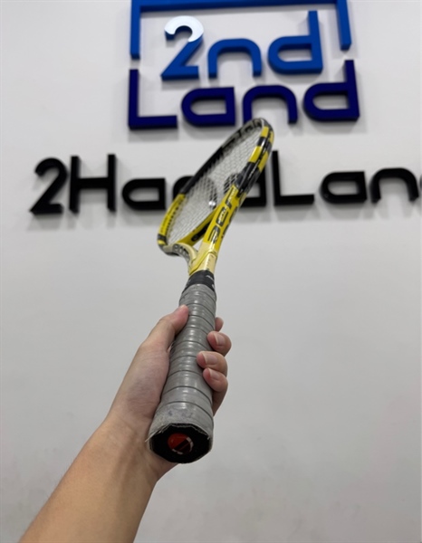 Vợt tennis Babolat Aeropro Drive Cortex Plus - 300G - Màu đen vàng - Ngoại hình 96% - Trầy nhiều, tróc sơn nhiều, miếng nhựa lỏng - Body 2