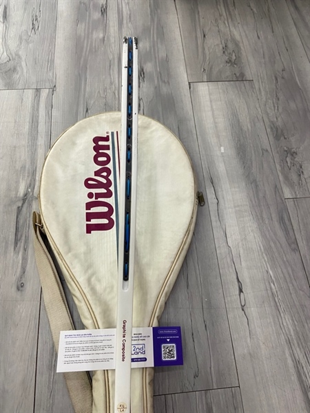 Vợt Tennis Wilson Graphite Comp 110 PWS LargeHead - Màu trắng - Ngoại hình: 96% - Trầy sườn nặng, thay dây 1 lần - Kèm túi 1