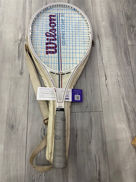 Vợt Tennis Wilson Graphite Comp 110 PWS LargeHead - Màu trắng - Ngoại hình: 96% - Trầy sườn nặng, thay dây 1 lần - Kèm túi 2