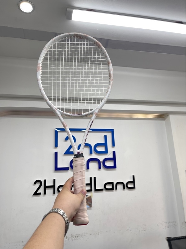 Vợt tennis Wilson Triumph SE Sakura Limited (Model WR175910U) - 263g - Màu trắng hồng - Ngoại hình 97,5% - Trầy viền đệm vợt - Body