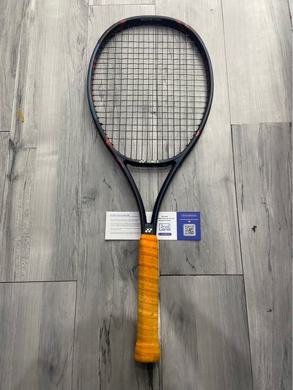 Vợt Tennis Yonex Vcore Pro 100 - LG 41/4 - 45-60 LBS - Màu xanh đỏ - Ngoại hình: 97% - Trầy sườn , thay dây 1 Lần , đầu sườn trên mòn - Kèm túi
