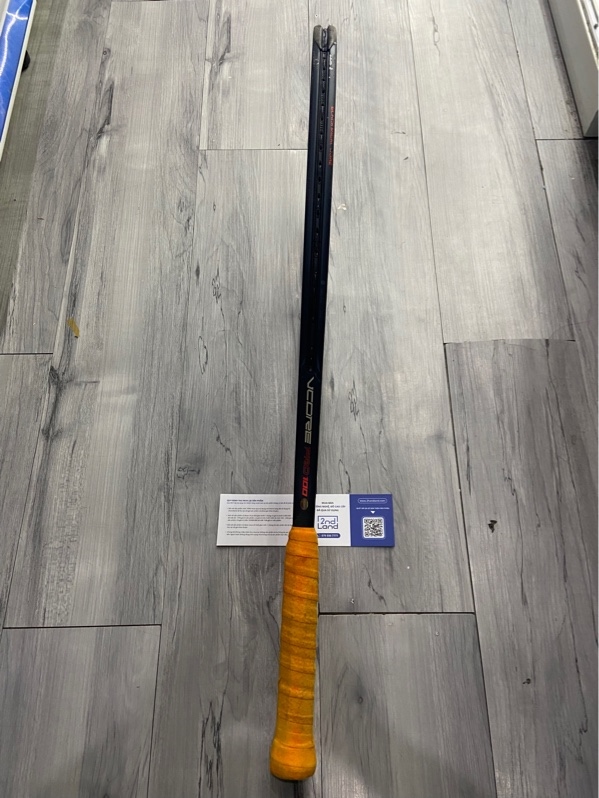 Vợt Tennis Yonex Vcore Pro 100 - LG 41/4 - 45-60 LBS - Màu xanh đỏ - Ngoại hình: 97% - Trầy sườn , thay dây 1 Lần , đầu sườn trên mòn - Kèm túi