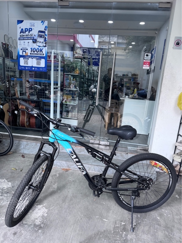 Xe đạp địa hình 2 phuộc Califa CS500 - Bánh 26 inch - Màu xanh đen - Ngoại hình 97% - Khung trầy xước, ốc rỉ sét, phuộc sau chảy dầu nhẹ - Body