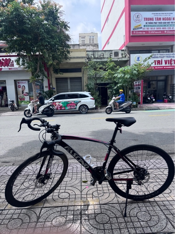 Xe đạp Fascino FR-700Pro - Màu đỏ đen - Ngoại hình 97% - Nhiều ốc rỉ sét, chỗ gắn yên rỉ, trầy xuớc nhẹ - Body