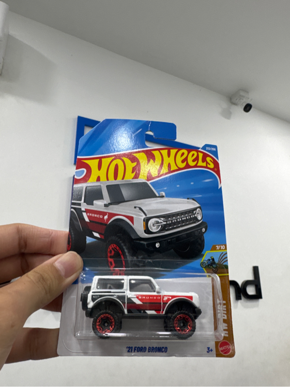 Xe mô hình hot wheels - 21 FORD BRONCO - Màu trắng - Newseal