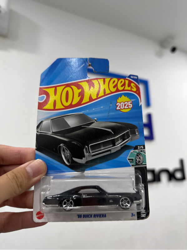 Xe mô hình hot wheels - 66 BUICK RIVIERA - Màu đen - Newseal
